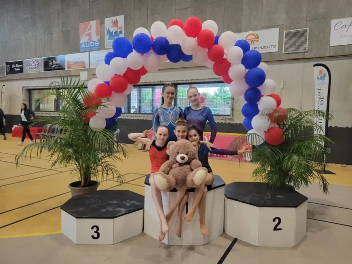 Championnat de France FSGT indiv, photo avec mascotte sur le podium