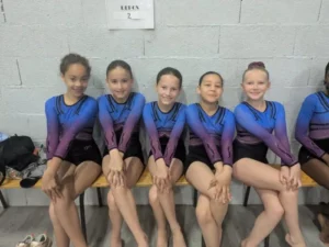 Gymnastes de l'AEB sur un banc à la compétition Féd Oc de mai 2026 à Saint-Jean