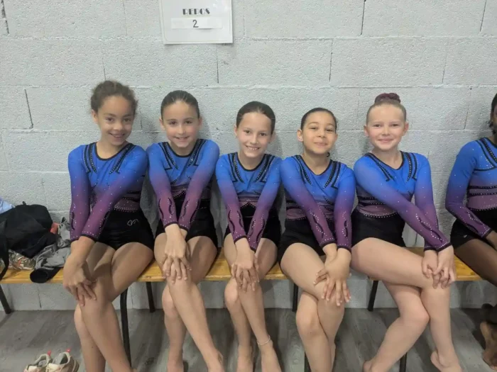 Gymnastes de l'AEB sur un banc à la compétition Féd Oc de mai 2026 à Saint-Jean